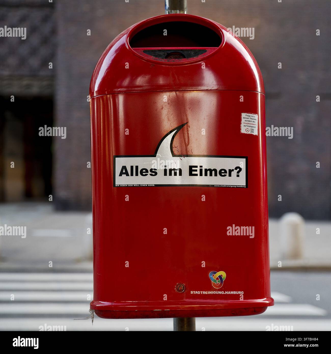 Cestino rosso parlante Tutto nel secchio?, Campagna di pulizia urbana di Amburgo per una maggiore pulizia negli spazi pubblici, Germania Foto Stock
