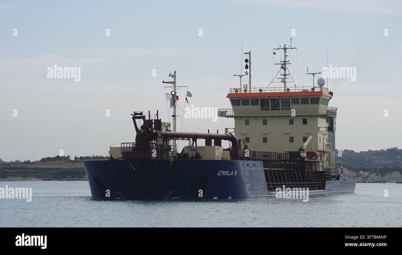 Grande nave cisterna in movimento sull'acqua sotto un cielo nuvoloso, design industriale, Malta Foto Stock