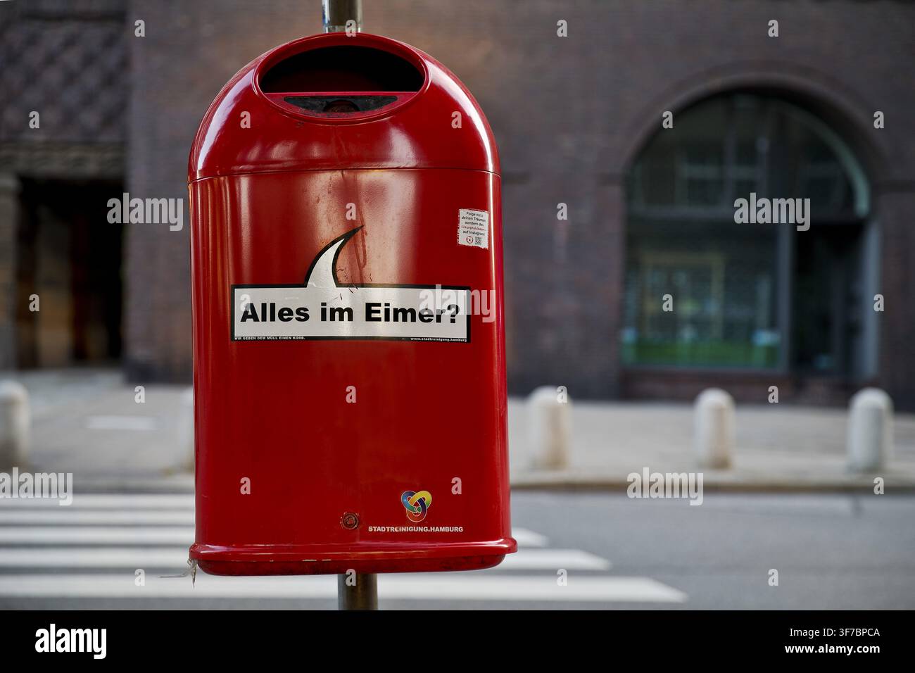 Cestino rosso parlante Tutto nel secchio?, Campagna di pulizia urbana di Amburgo per una maggiore pulizia negli spazi pubblici, Germania Foto Stock