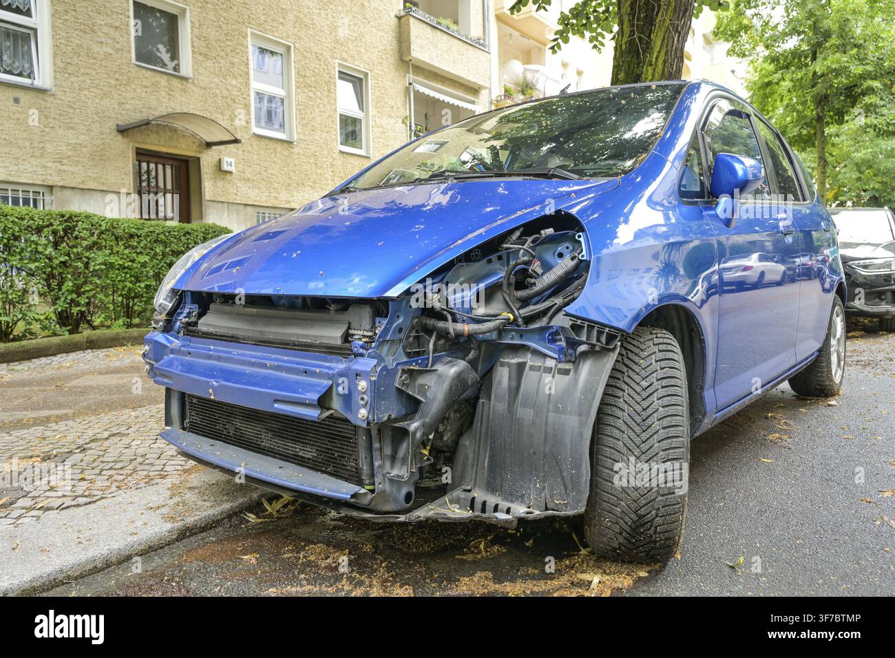 Auto rotta dopo incidente stradale, assicurazione simbolica per responsabilità fotografiche, perdita totale Foto Stock