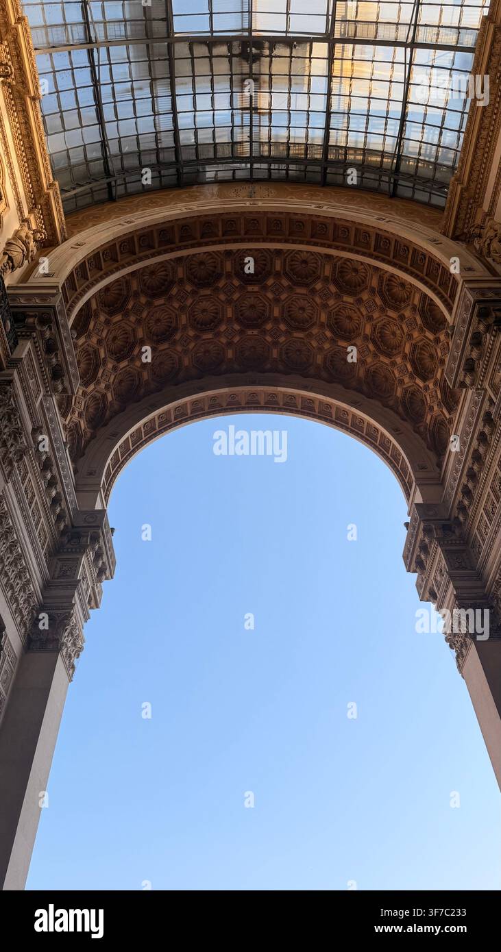 Vista verso l'alto dell'arco ornato e del tetto in vetro all'interno della Galleria Vittorio Emanuele II a Milano, Italia. - Immagine stock catturata con smartphone
