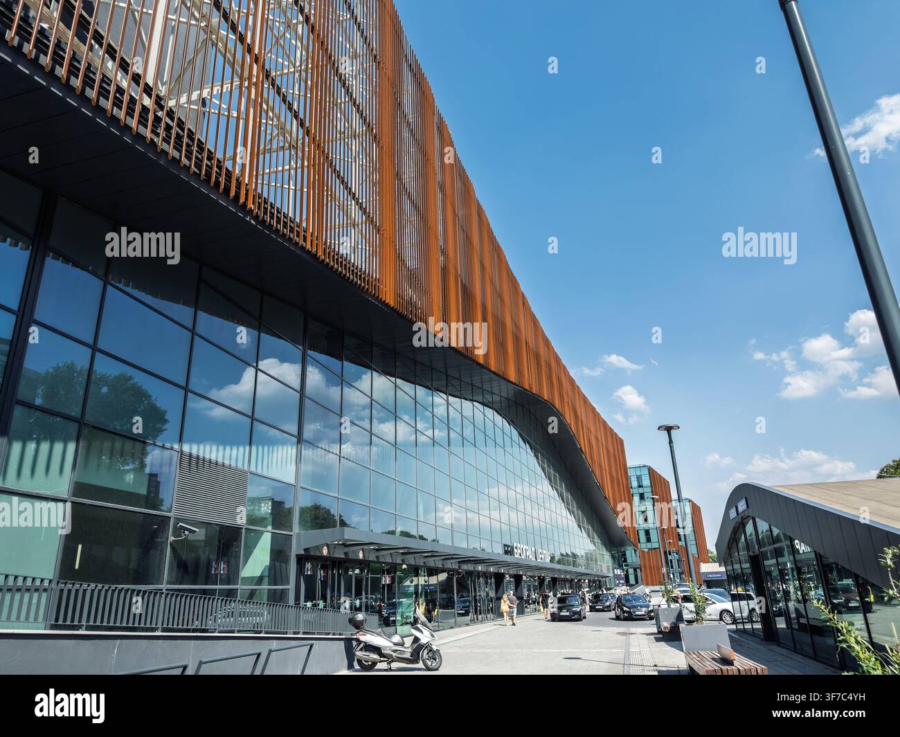 BELGRADO, SERBIA - 19 LUGLIO 2026: Facciata principale della stazione centrale di Belgrado, Prokop, che mostra il suo moderno esterno in vetro, elementi verticali della facciata, Foto Stock