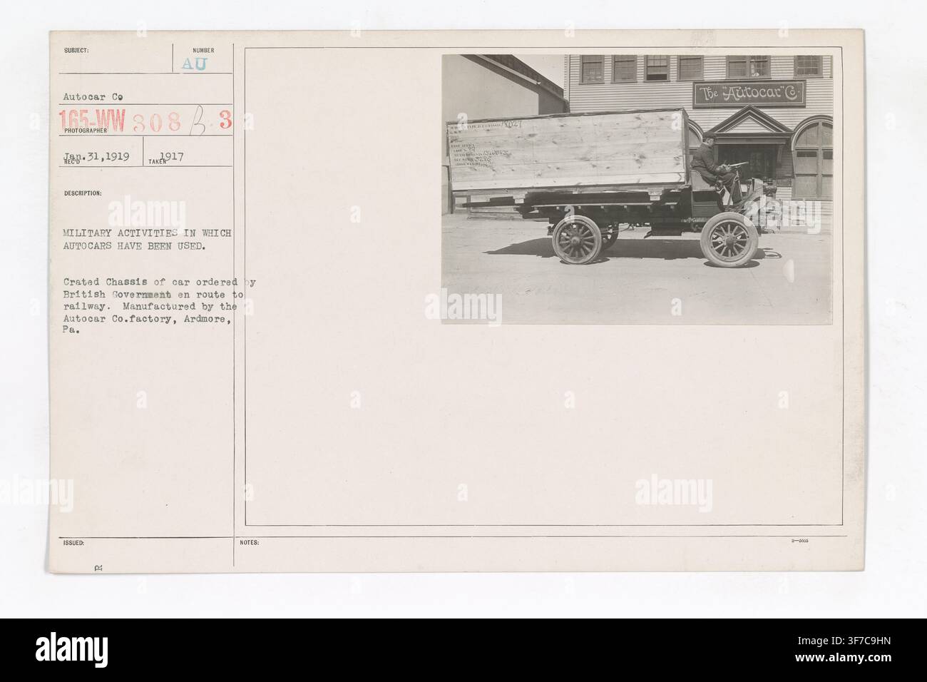 Un telaio imballato di un veicolo Autocar, prodotto dalla fabbrica Autocar Co. di Ardmore, Pennsylvania, in viaggio verso una ferrovia, destinato al governo britannico, durante la Prima Guerra mondiale. Foto Stock