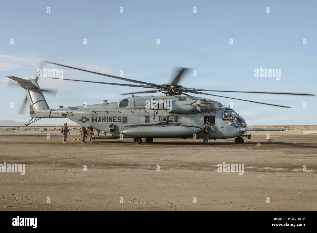 I Marines statunitensi del 2° Battaglione, 2° Reggimento dei Marines, 2° Divisione dei Marines salgono su un CH-53E Super Stallion con lo Squadron Heavy Helicopter dei Marines 462, Ma Foto Stock