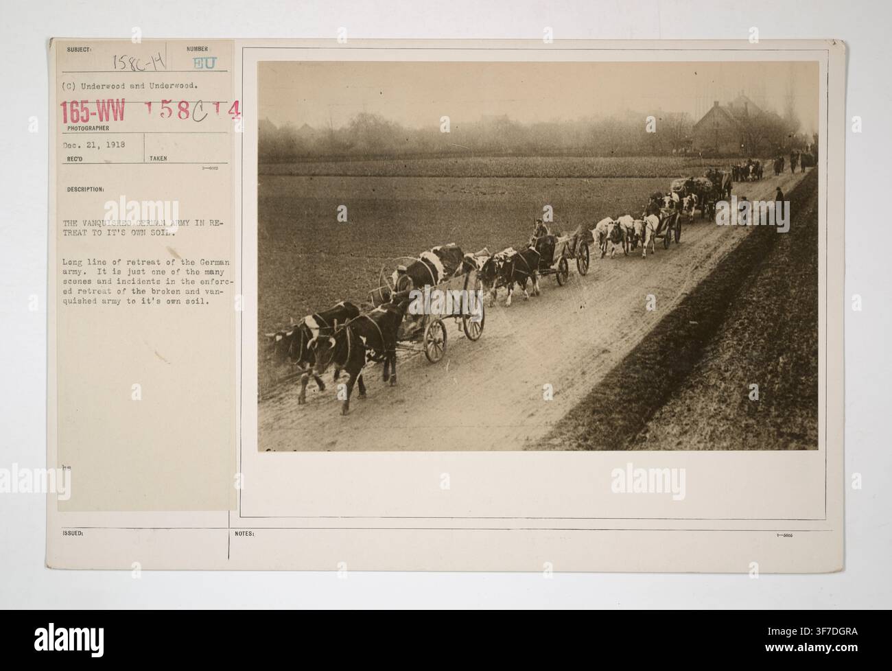 L'esercito tedesco in ritirata sul proprio territorio durante la Prima Guerra mondiale, una scena del ritiro forzato dell'esercito spezzato e sconfitto. Foto Stock
