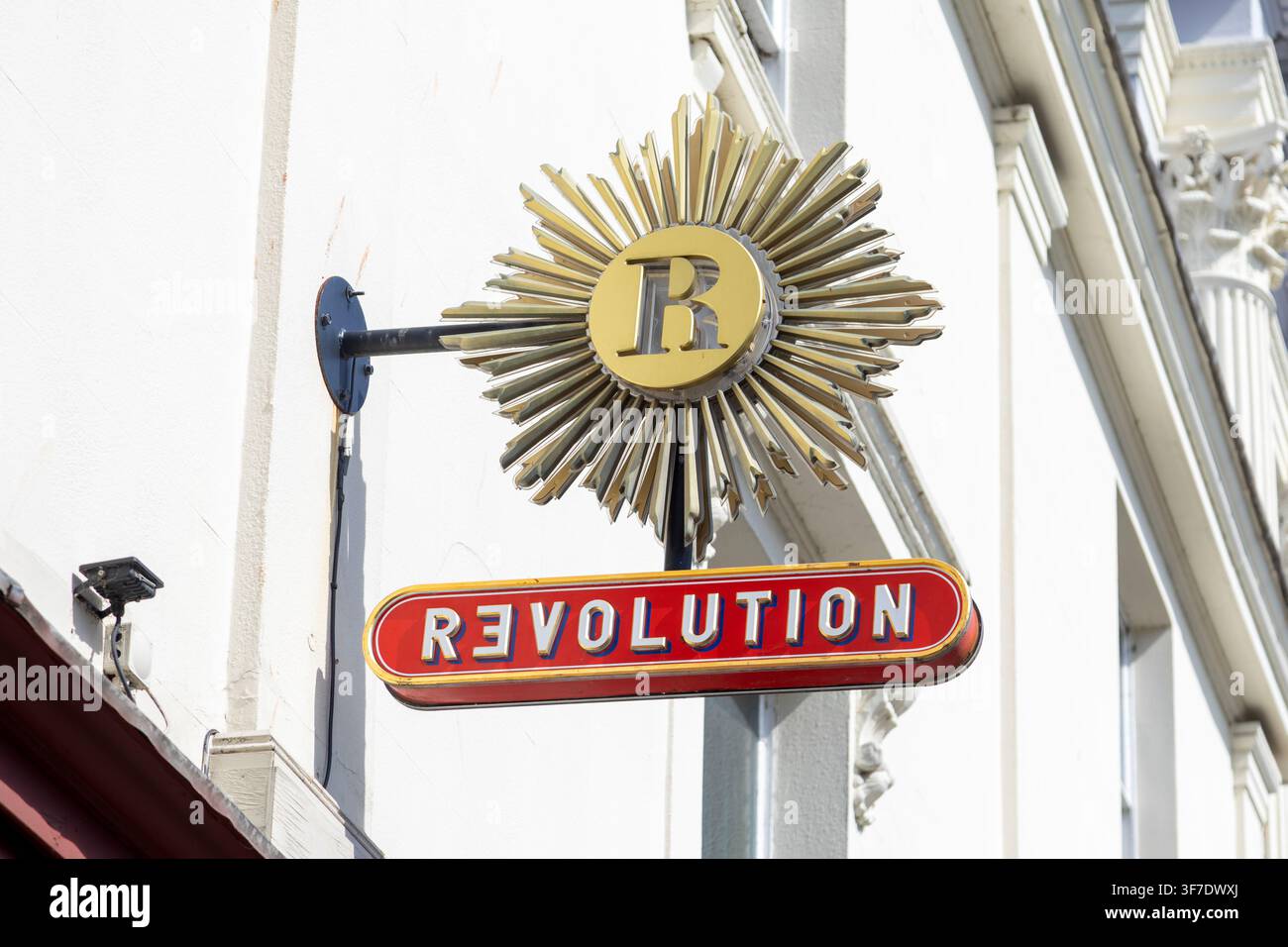 Insegna esterna del bar Revolution nel centro città di Exeter, Devon, Inghilterra, Regno Unito Foto Stock