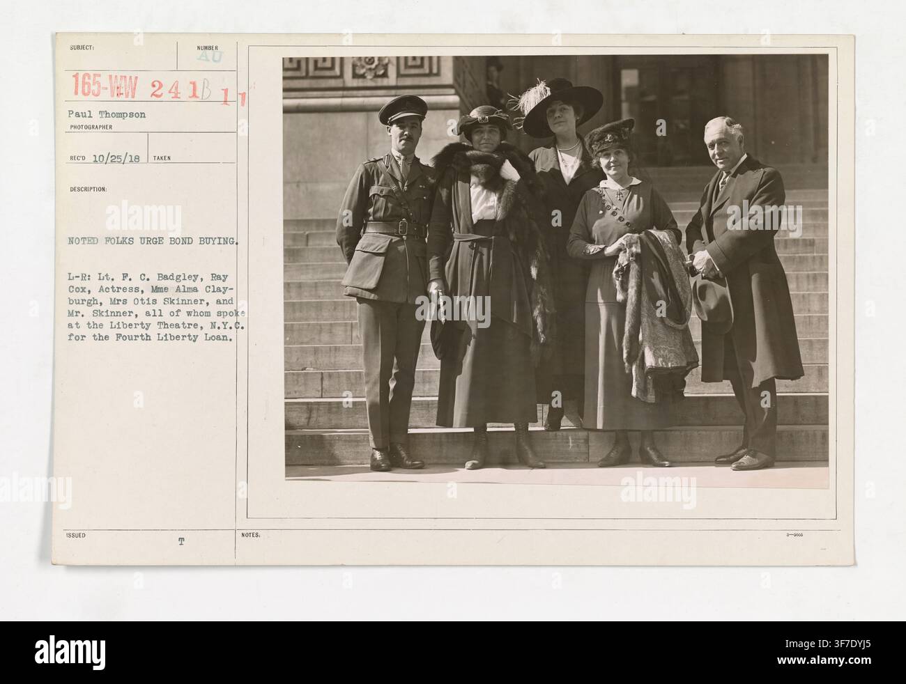 Tenente F. C. Badgley, Ray Cox, l'attrice Madame Alma Clayburgh, Mrs. Otis Skinner e Otis Skinner, un attore americano, promuono il Quarto Prestito della Libertà al Liberty Theatre di New York City. Foto Stock