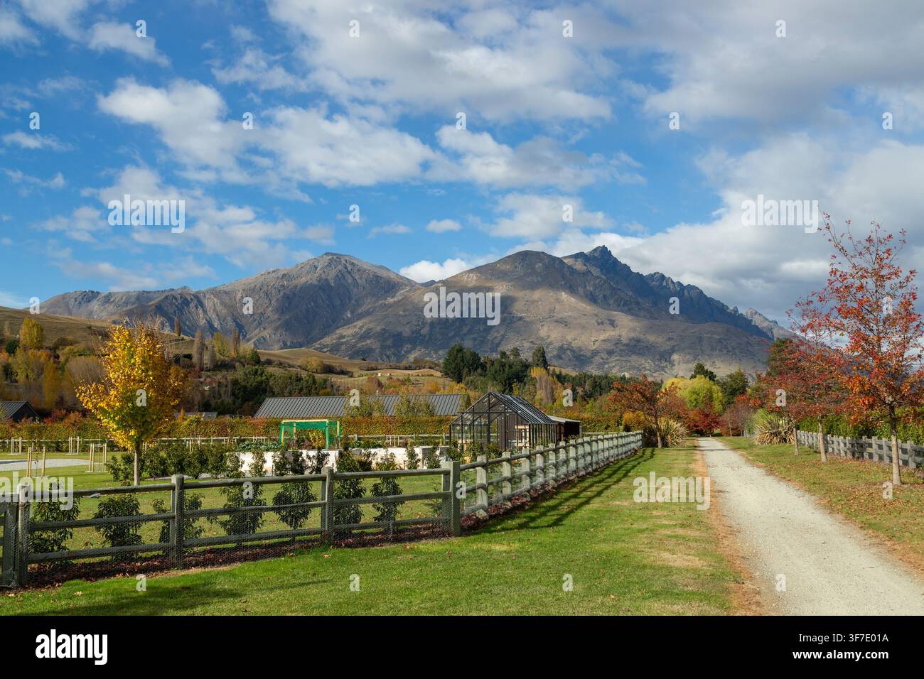 Il sentiero di campagna attraverso Speargrass Flat, Queenstown, Otago, Nuova Zelanda Foto Stock