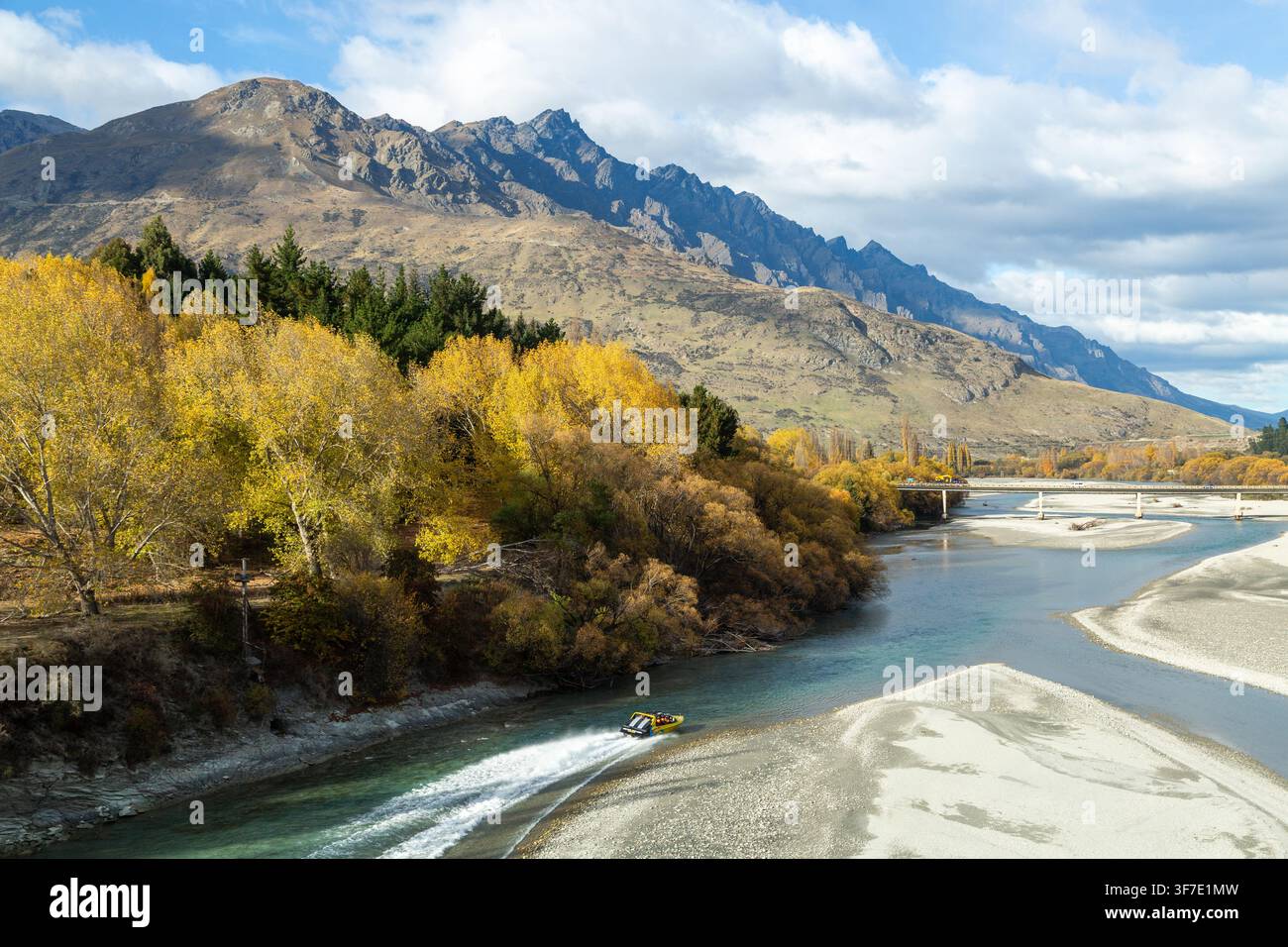 Un jet boat sul fiume Shotover con le montagne delle Remarkables sullo sfondo, Queenstown, Otago, Nuova Zelanda Foto Stock