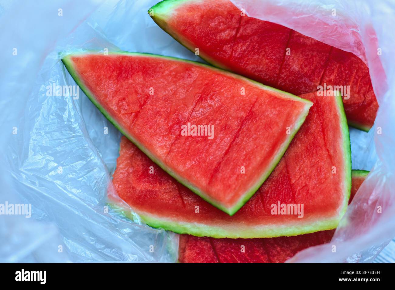 Buccia di anguria rimanente affettata in un sacchetto di plastica Foto Stock