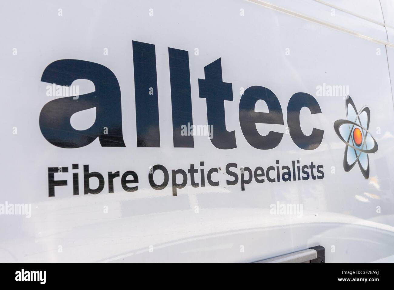 Logo Alltec sul lato di uno dei furgoni dell'azienda in Irlanda. Foto Stock