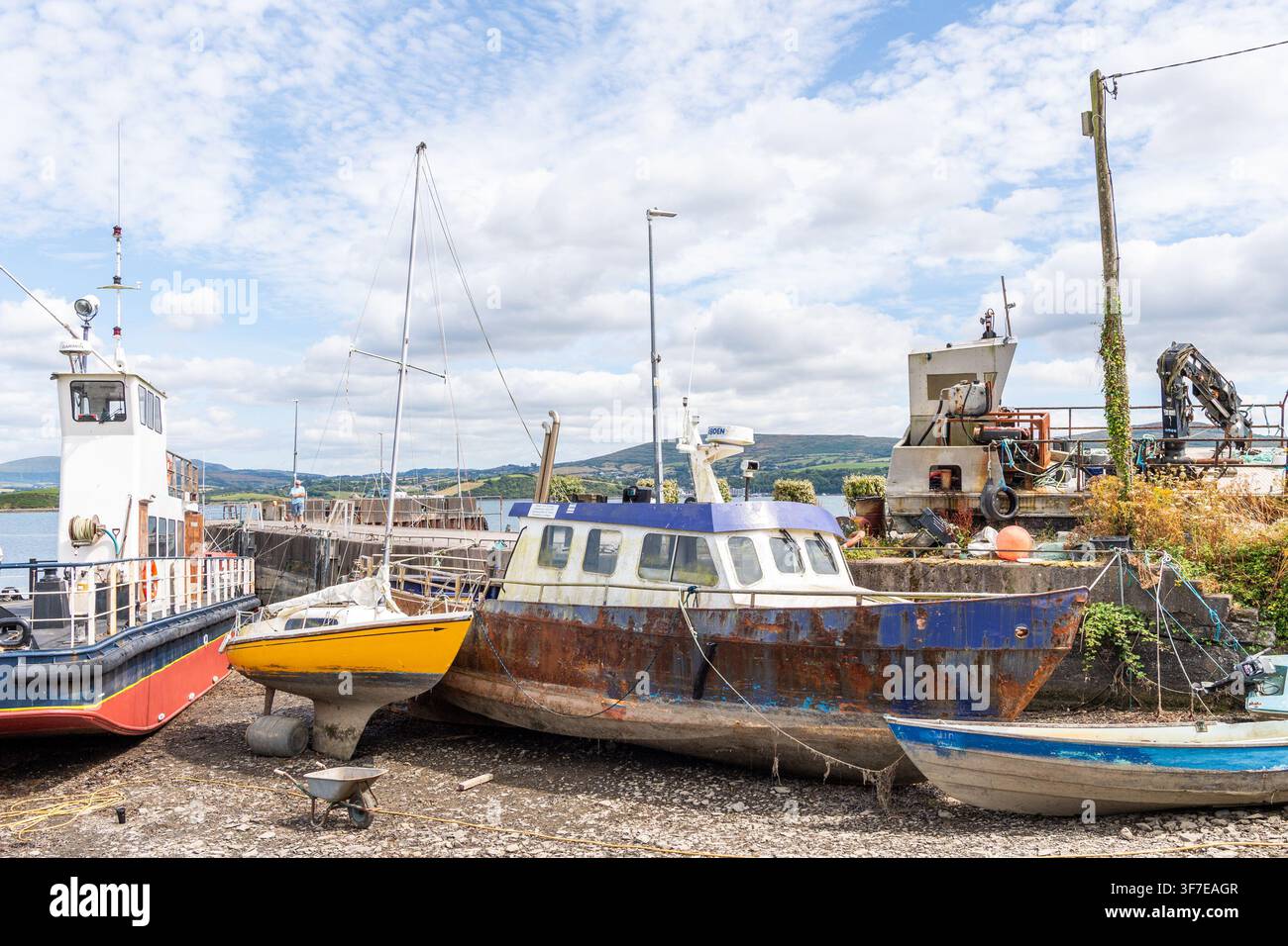 Barche incagliate nel porto di Whiddy Island, West Cork, Irlanda. Foto Stock