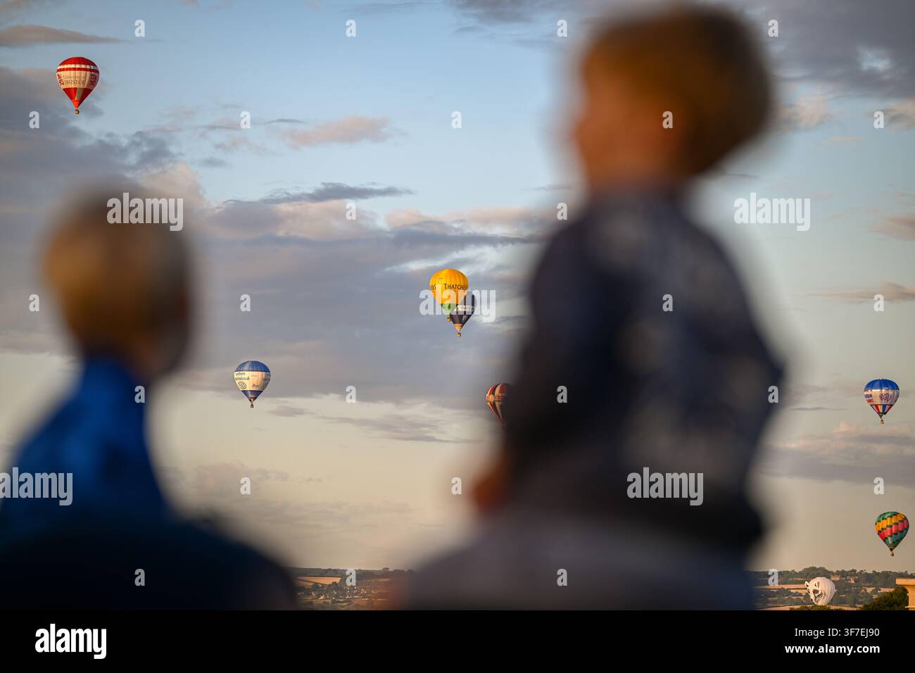 Mongolfiere fotografate durante l'ascesa mattutina del 9 agosto della Bristol International Balloon Fiesta, riprese dall'Osservatorio di Clifton sopra Foto Stock