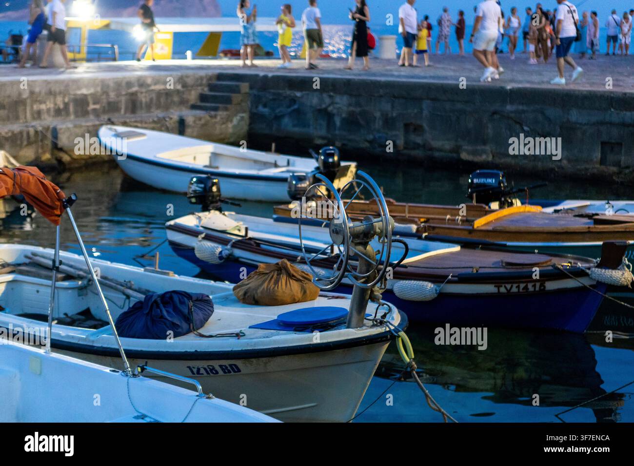 27 giugno 2026, Petrovac, Montenegro: Barche ormeggiate, nel porto, con barche, timone, corda, da una prospettiva ravvicinata, con accenti blu e bianchi, Foto Stock