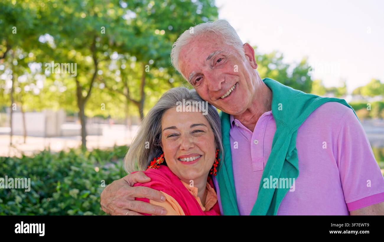 Coppia di anziani che si abbracciano, condividono amore e felicità all'aperto Foto Stock