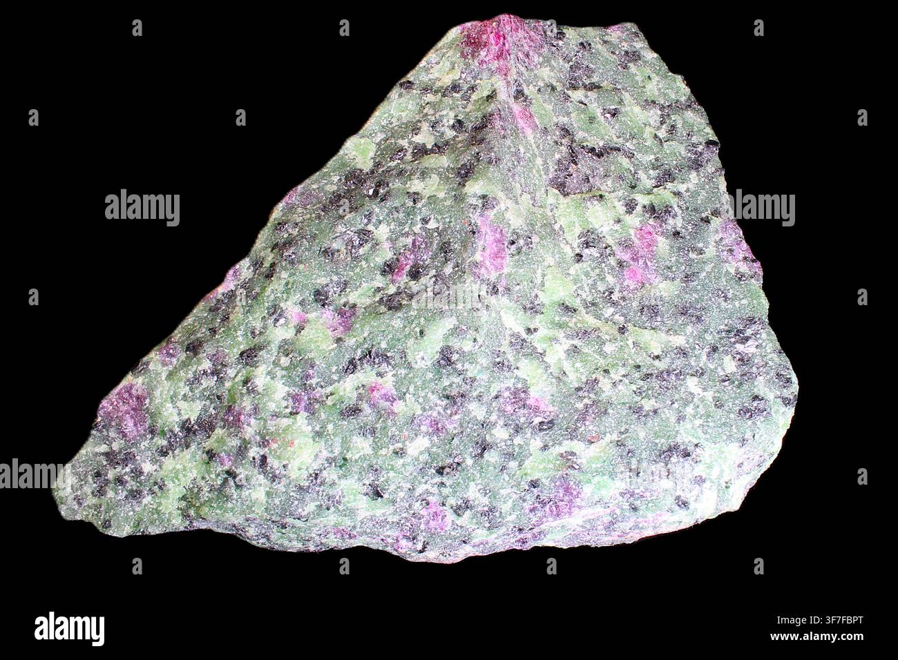 Campione di roccia anyolite composta da rubino rosso, zoisite verde e pargasite nera Foto Stock