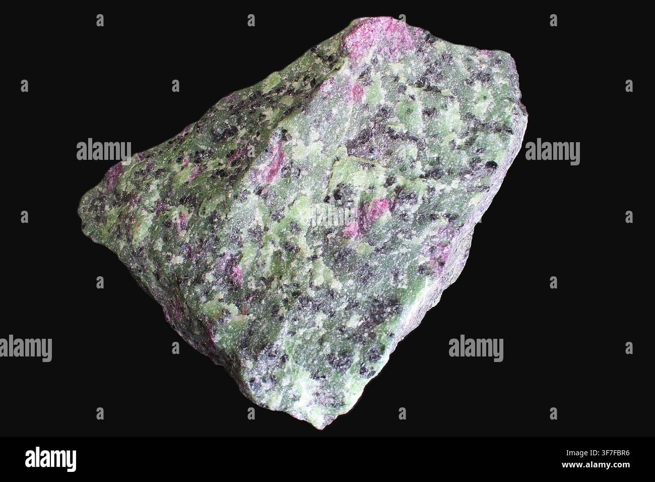 Campione di roccia anyolite composta da rubino rosso, zoisite verde e pargasite nera Foto Stock