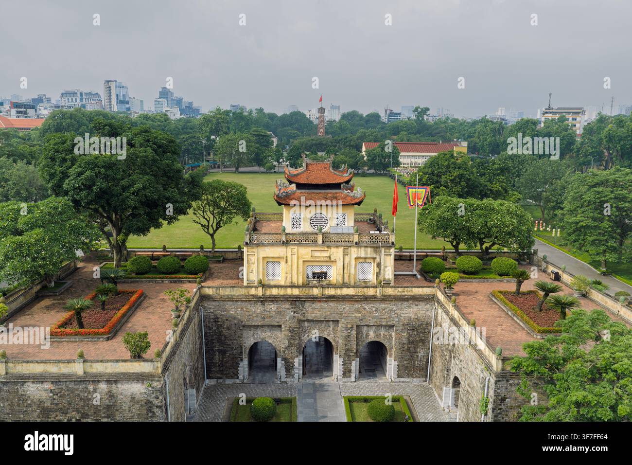Vista elevata del cancello Doan Mon nella storica Cittadella imperiale di Thang Long, circondata da giardini e alberi a Hanoi, in Vietnam. Foto Stock