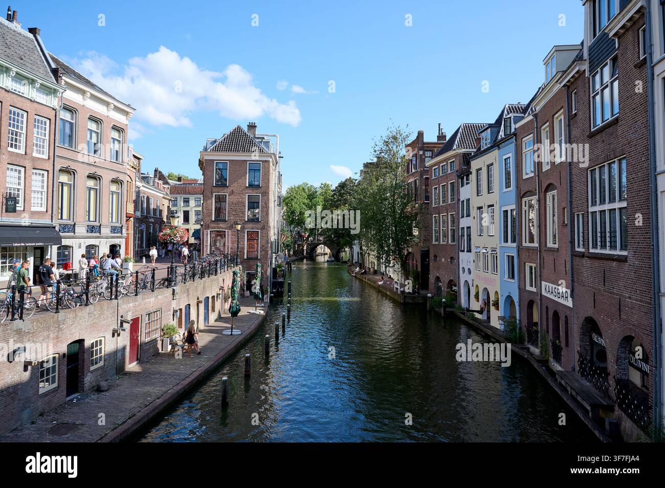 Utrecht, Paesi Bassi – 06 08 2026: lungo i canali nel centro in una bella giornata estiva. Foto Stock
