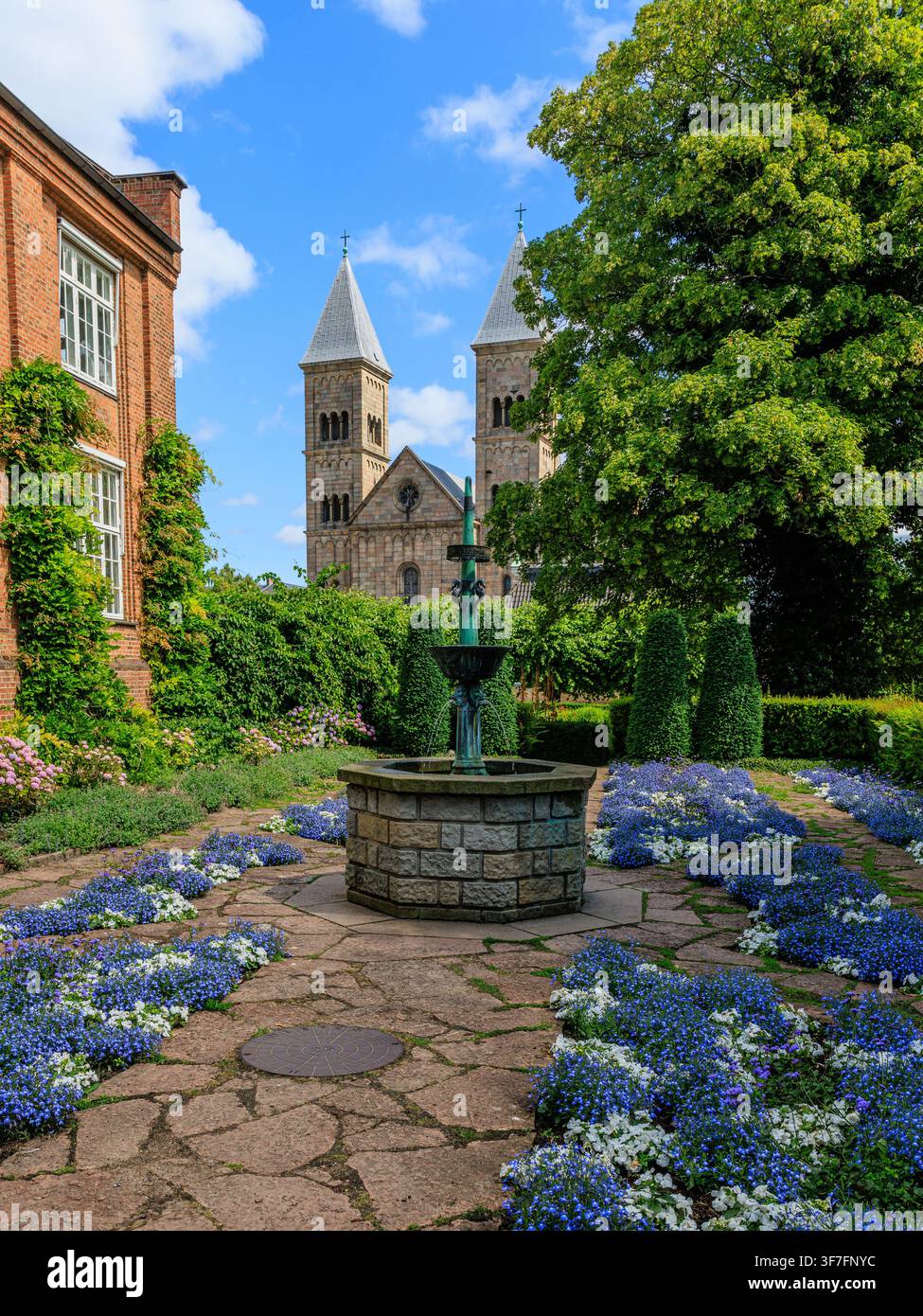 Il Latinerhaven nel centro di Viborg è un tranquillo cortile giardino murato soleggiato con fontana in pietra e aiuole che si affacciano sulla cattedrale Foto Stock