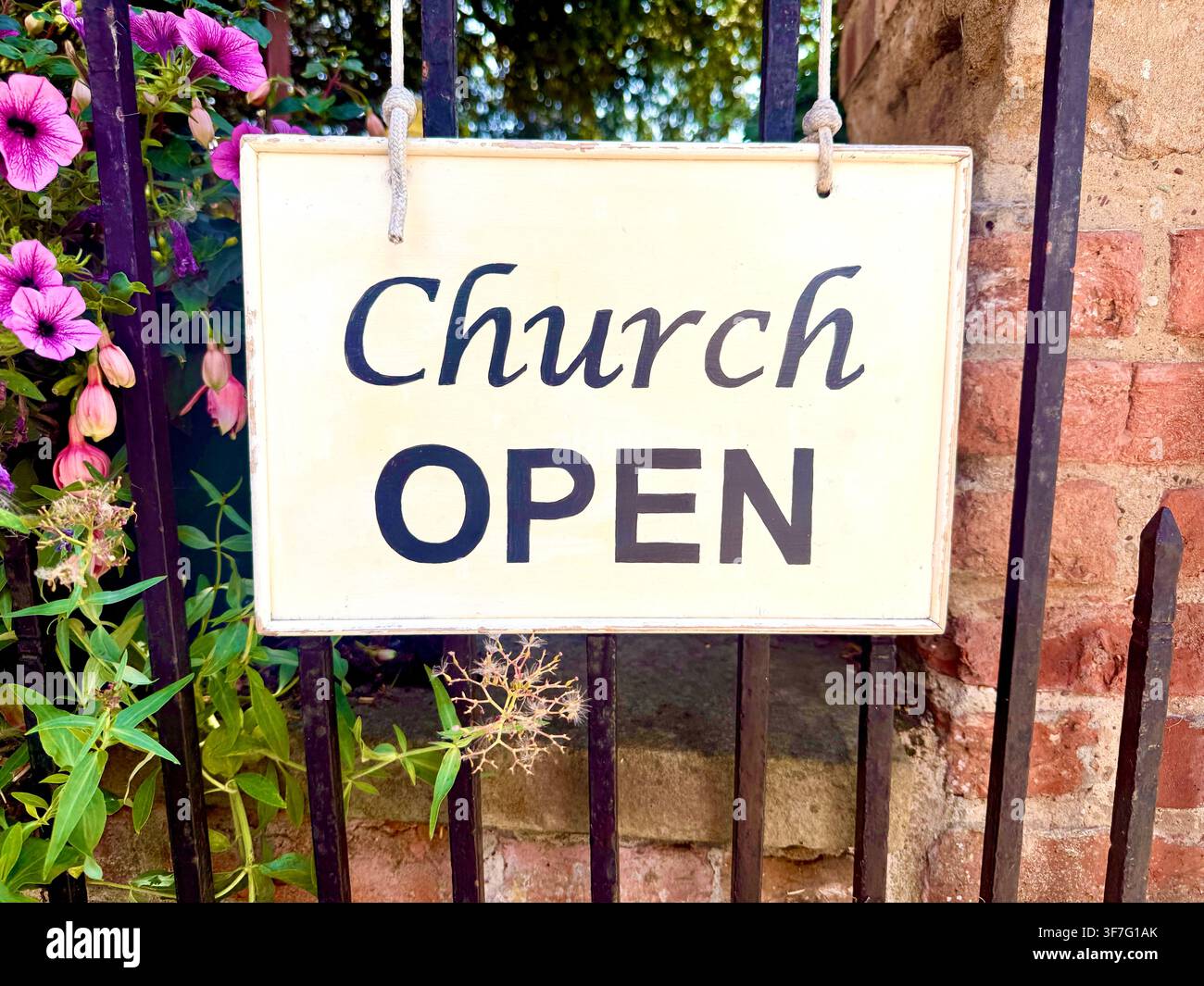 Un cartello di apertura di una chiesa fuori da una chiesa di villaggio in Inghilterra, Regno Unito. Foto Stock