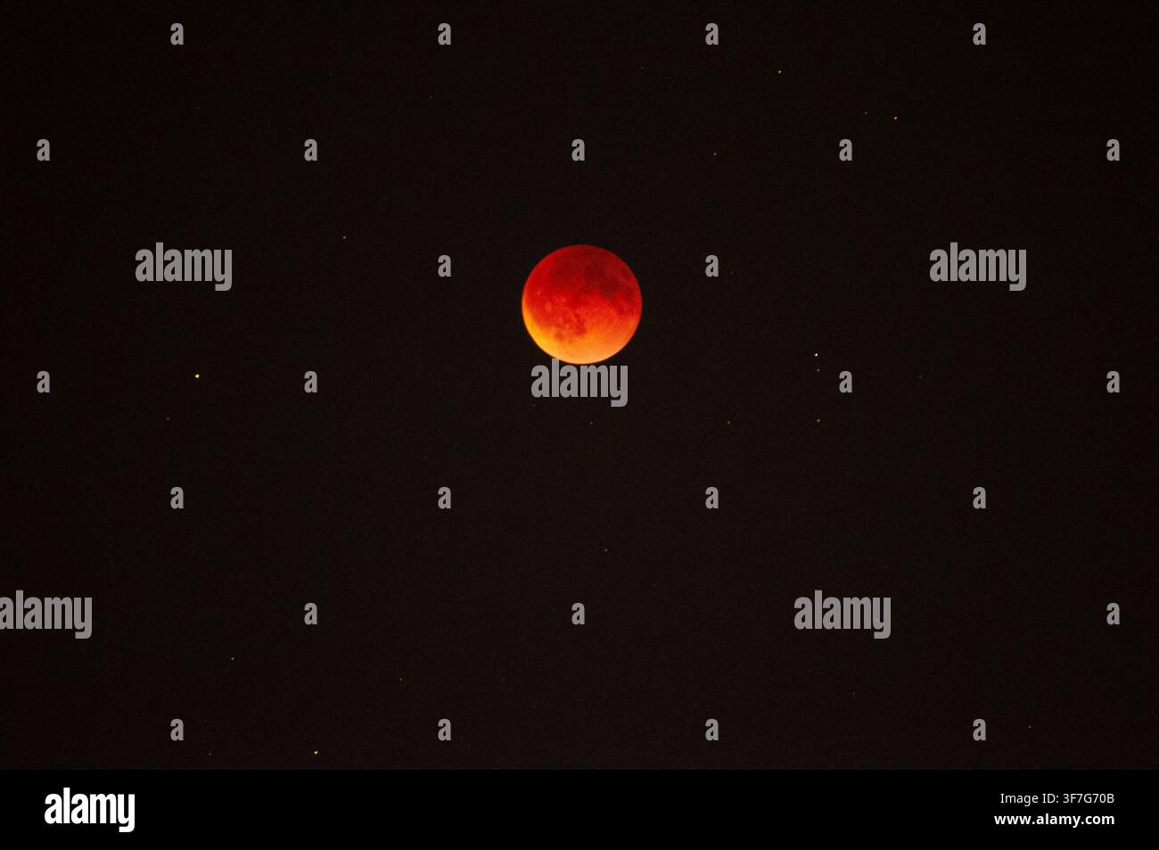 Luna rossa in un cielo notturno scuro Foto Stock