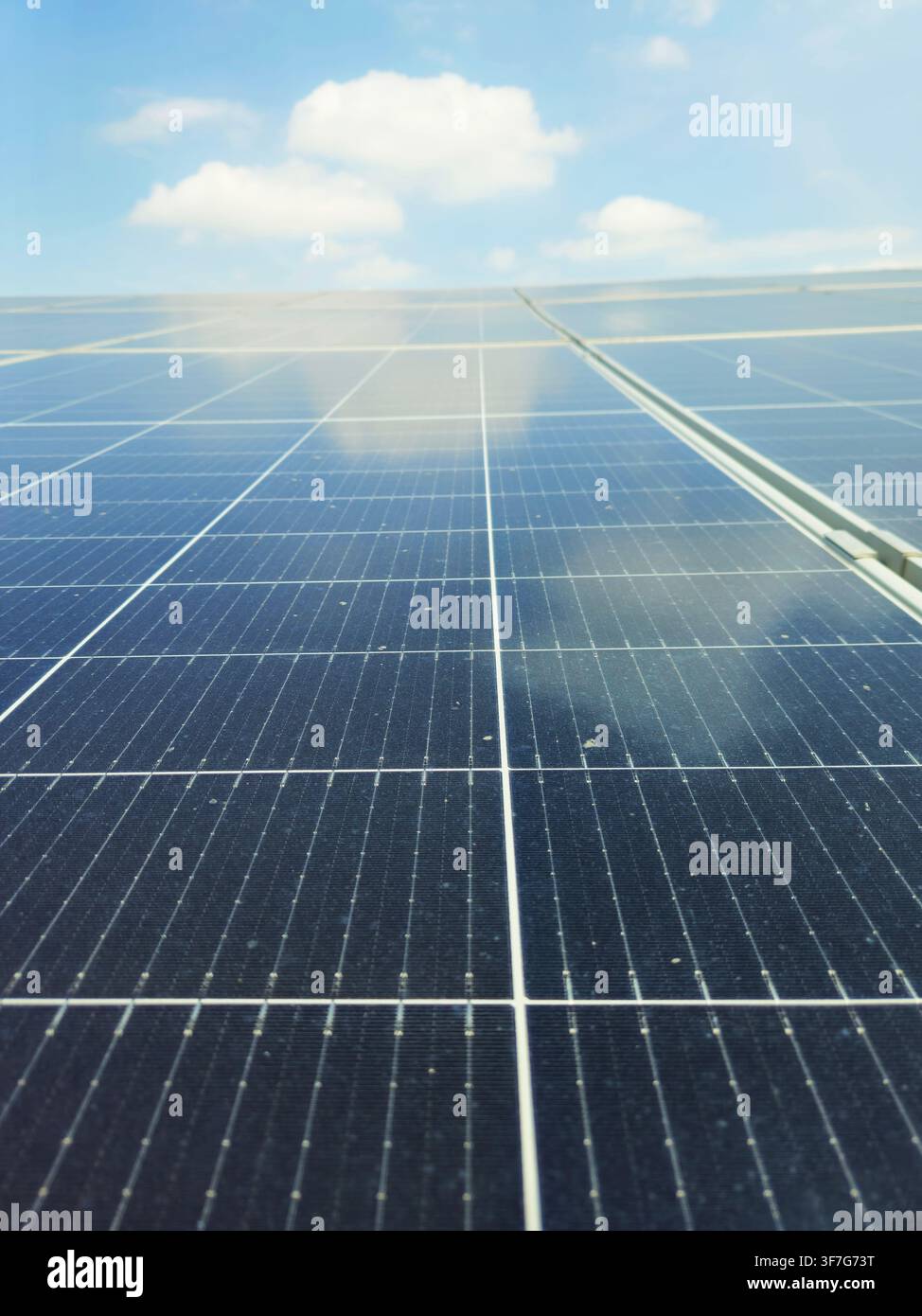 Superficie di pannello solare che riflette le nuvole in Cina Foto Stock