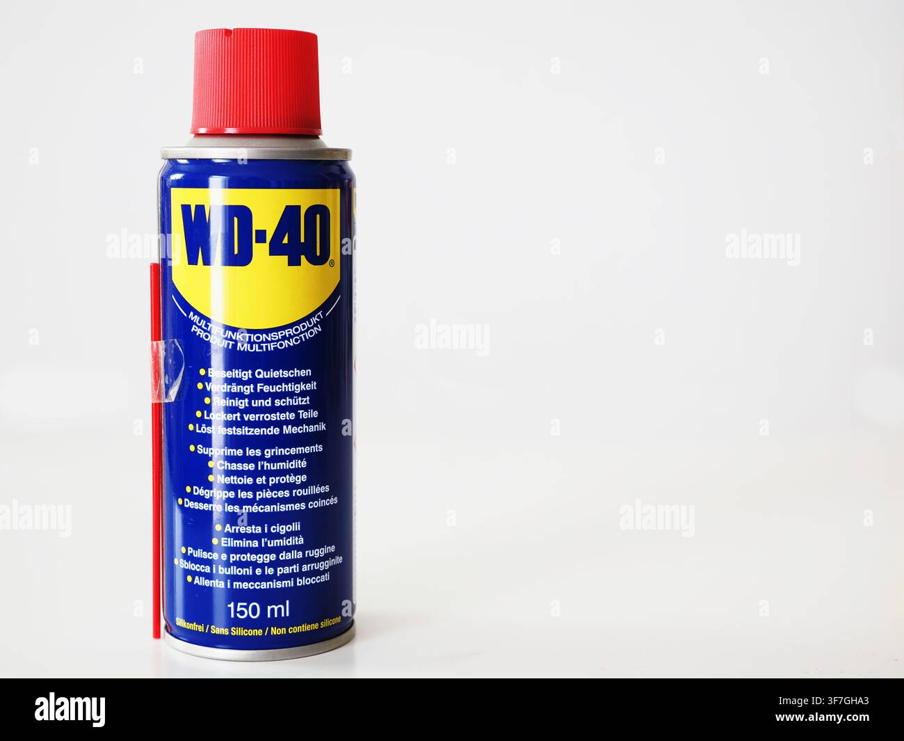 Germania, Baviera - 9 agosto 2026: Una bomboletta WD-40 multifunzione blu con tappo rosso su sfondo bianco, che mostra il famoso logo e il marchio. EDIT Foto Stock