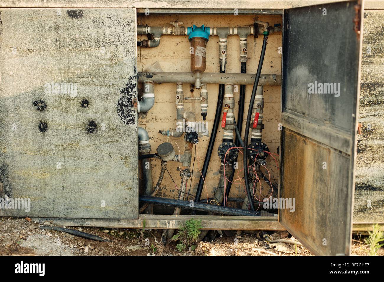 Sistema idrico e di tubature esterno in un armadio di servizio Foto Stock