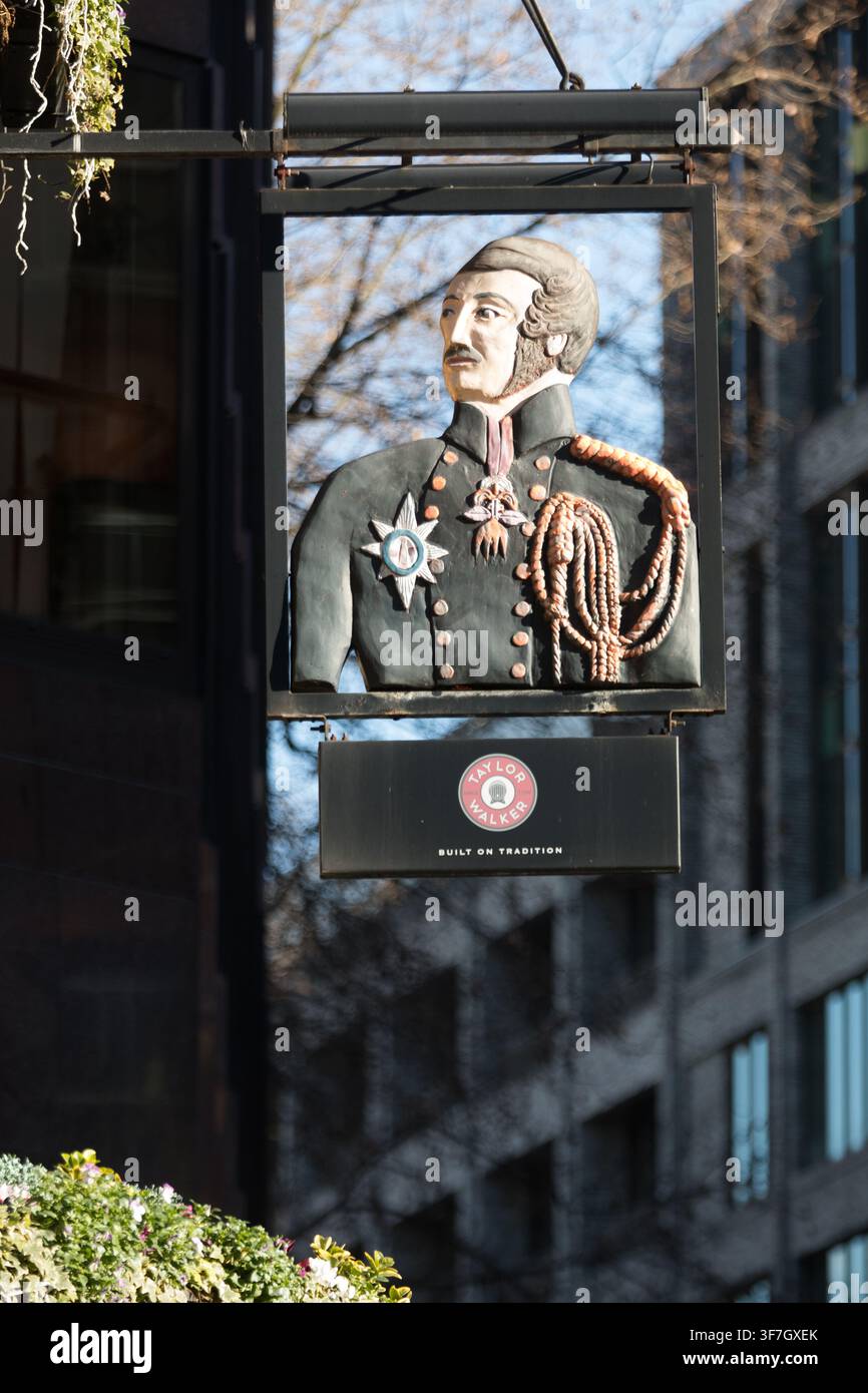 Il cartello del pub Duke of Wellington segna questa storica location di Taylor Walker a Marylebone, Londra, in onore del famoso leader militare. Foto Stock