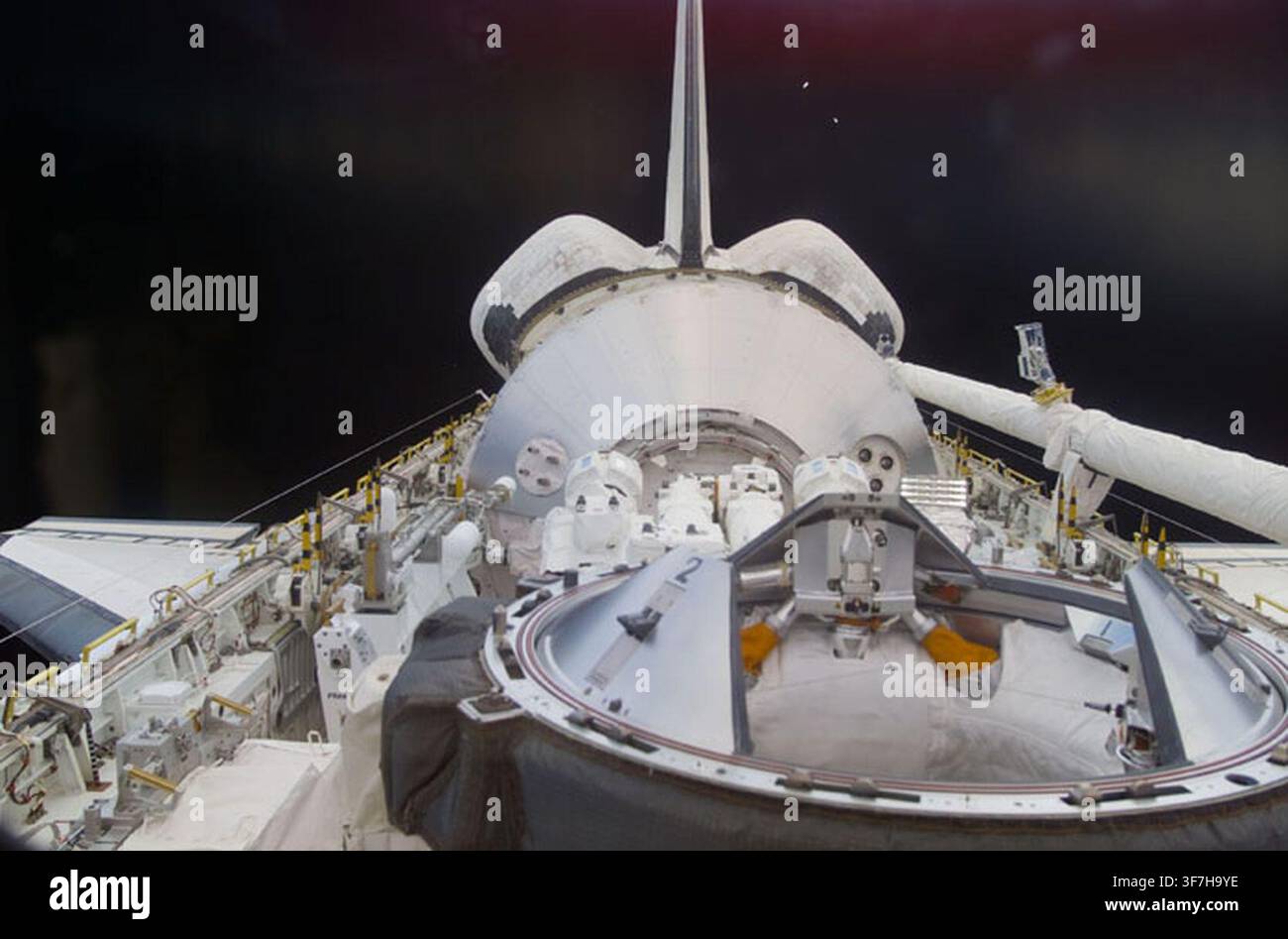 La baia di carico dello Space Shuttle Endeavour, con il modulo Raphaello e il Canadarm 2, durante la missione STS-100. Foto Stock