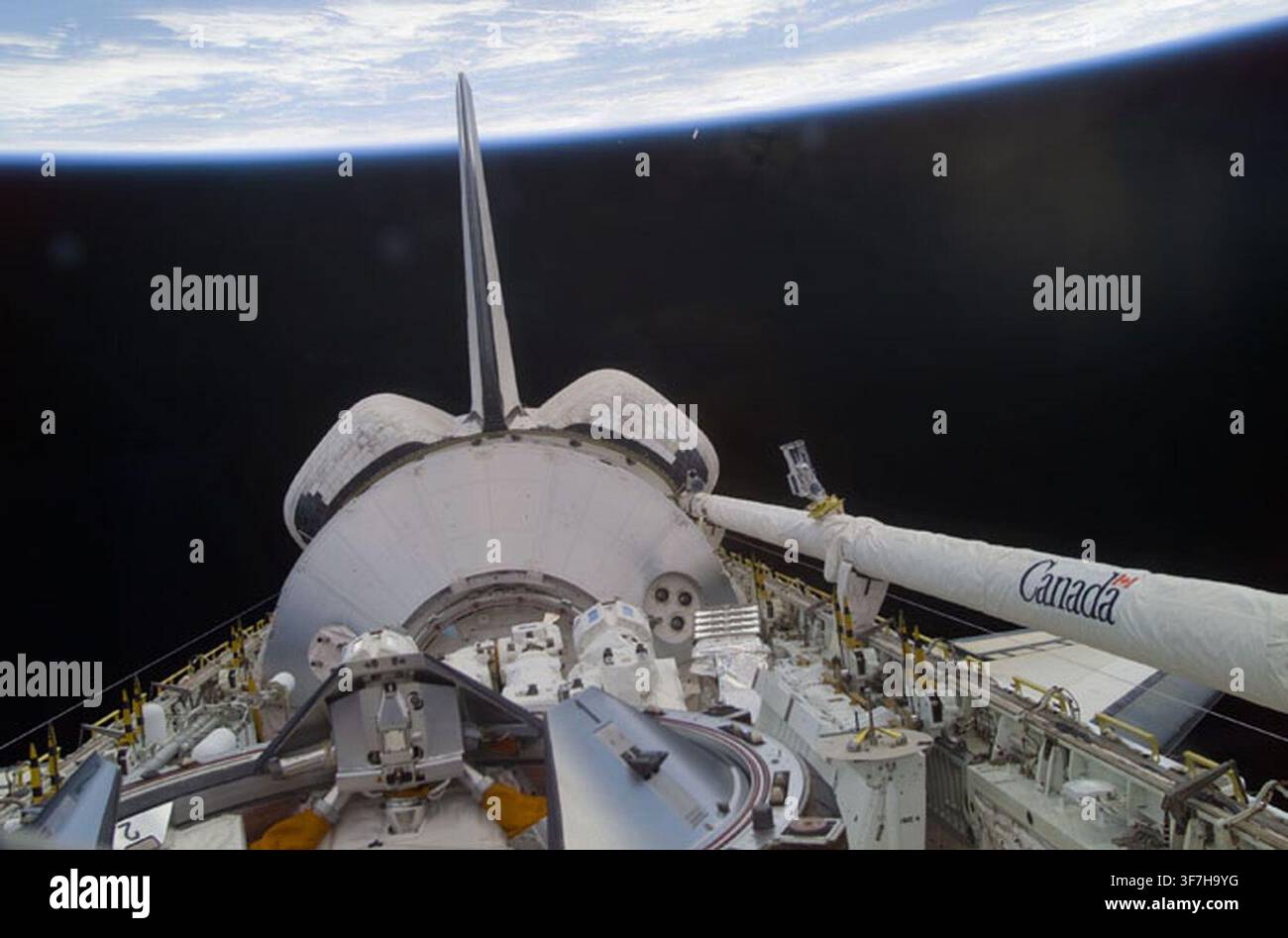 La baia di carico dello Space Shuttle Endeavour, con il modulo Raphaello e il Canadarm 2, durante la missione STS-100. Foto Stock