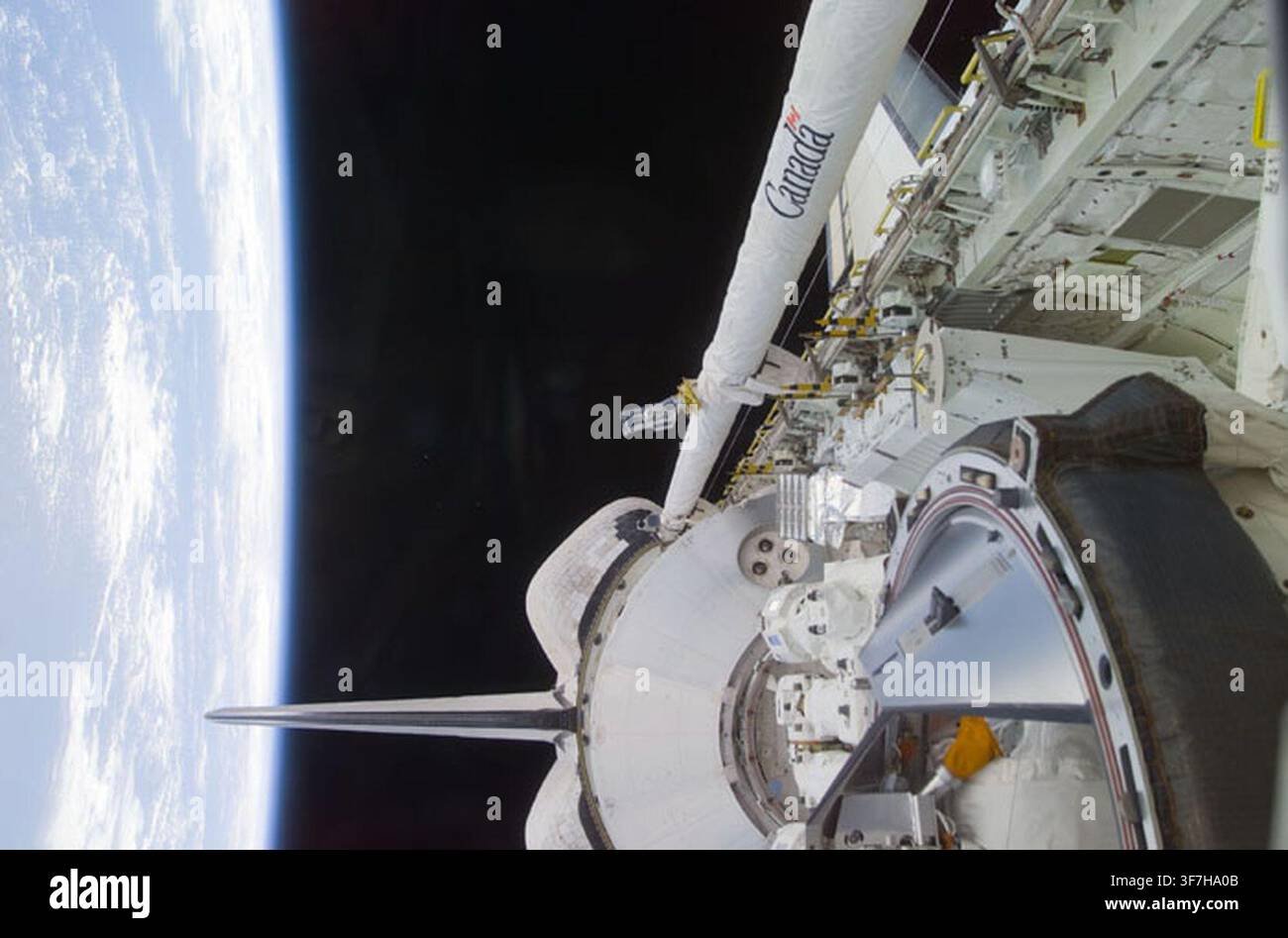 La baia di carico dello Space Shuttle Endeavour, con il modulo Raphaello e il Canadarm 2, durante la missione STS-100. Foto Stock