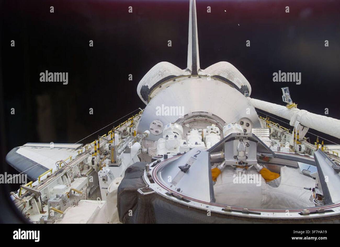 La baia di carico dello Space Shuttle Endeavour, con il modulo Raphaello e il Canadarm 2, durante la missione STS-100. Foto Stock