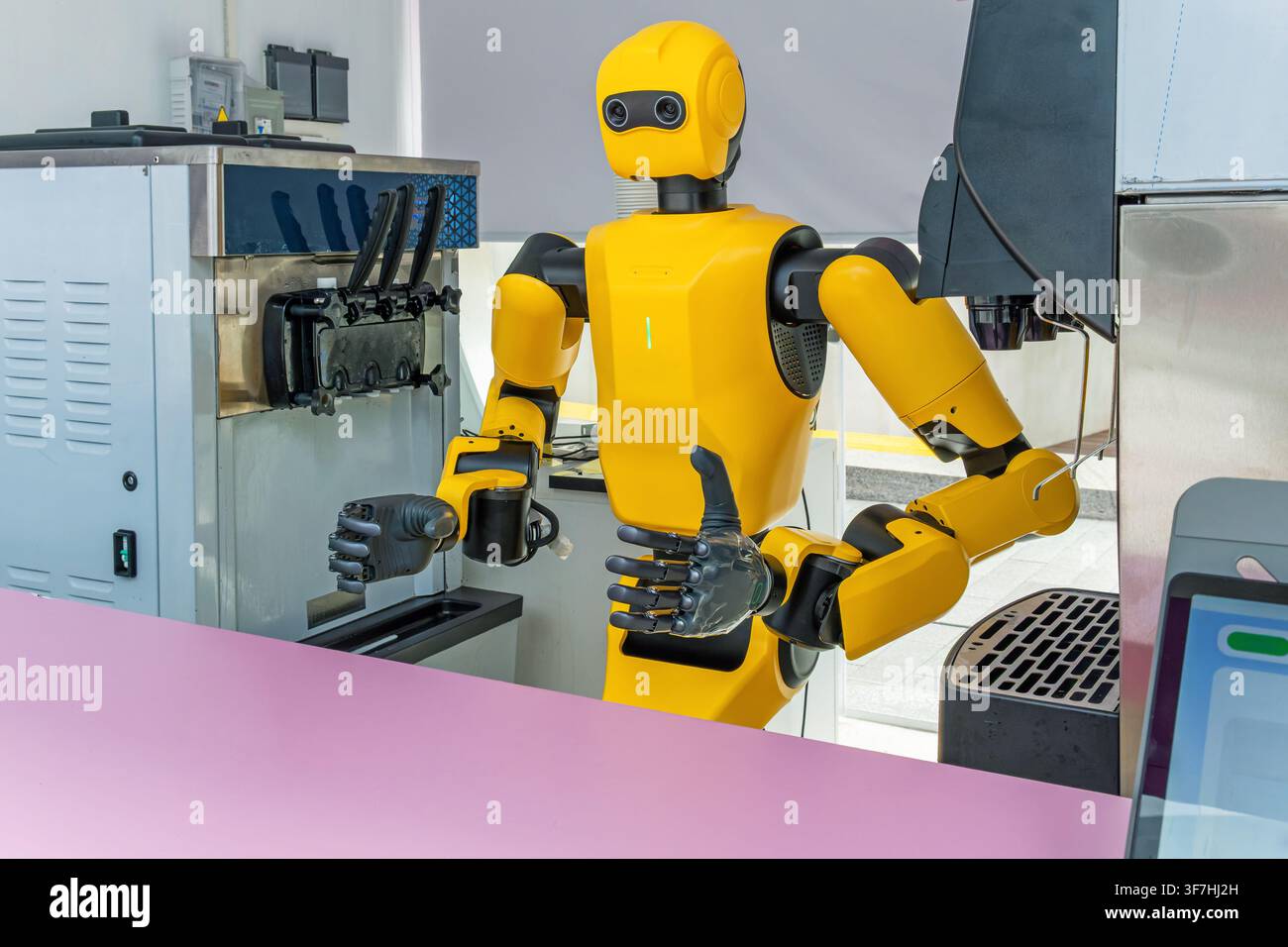 Robots umanoide che prepara e serve una bevanda fredda in una stazione di bevande automatizzata a Shenzhen, Cina. Intelligenza artificiale, robotica, servizio Foto Stock