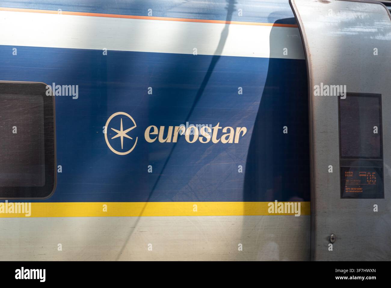 Logo Eurostar sul lato di una carrozza, stazione di St Pancras, Londra, Regno Unito Foto Stock