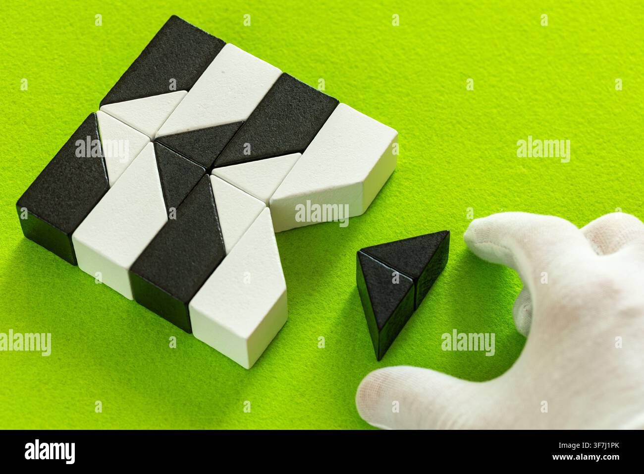 Concetto di ingegneria inversa e analisi del malware. Mano in guanto bianco che decostruisce uno schema di codice geometrico per trovare vulnerabilità di sistema su neon g Foto Stock