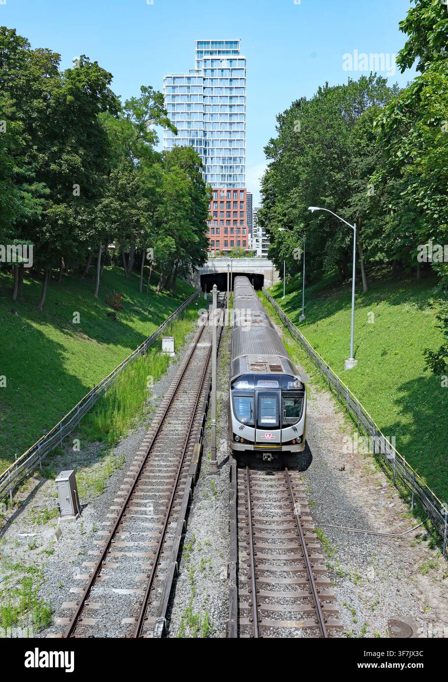 Alcune delle parti più antiche della linea della metropolitana Yonge di Toronto sono sopra terra Foto Stock