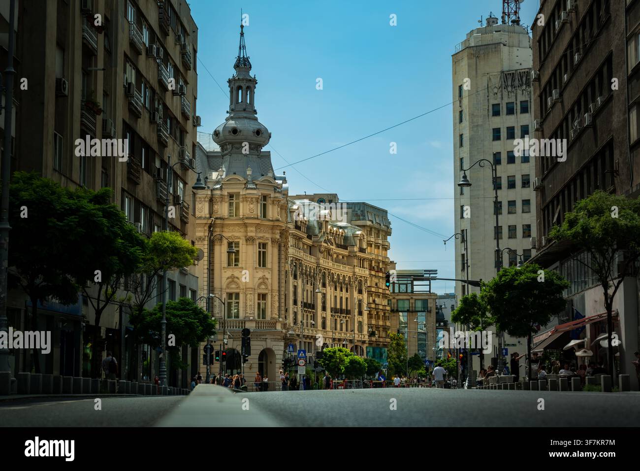 Bucarest, Romania, 15 giugno 2026 — Strade chiuse 2026, vista dall'alto dell'architettura storica su Calea Victoriei, con l'iconico Palazzo di Foto Stock