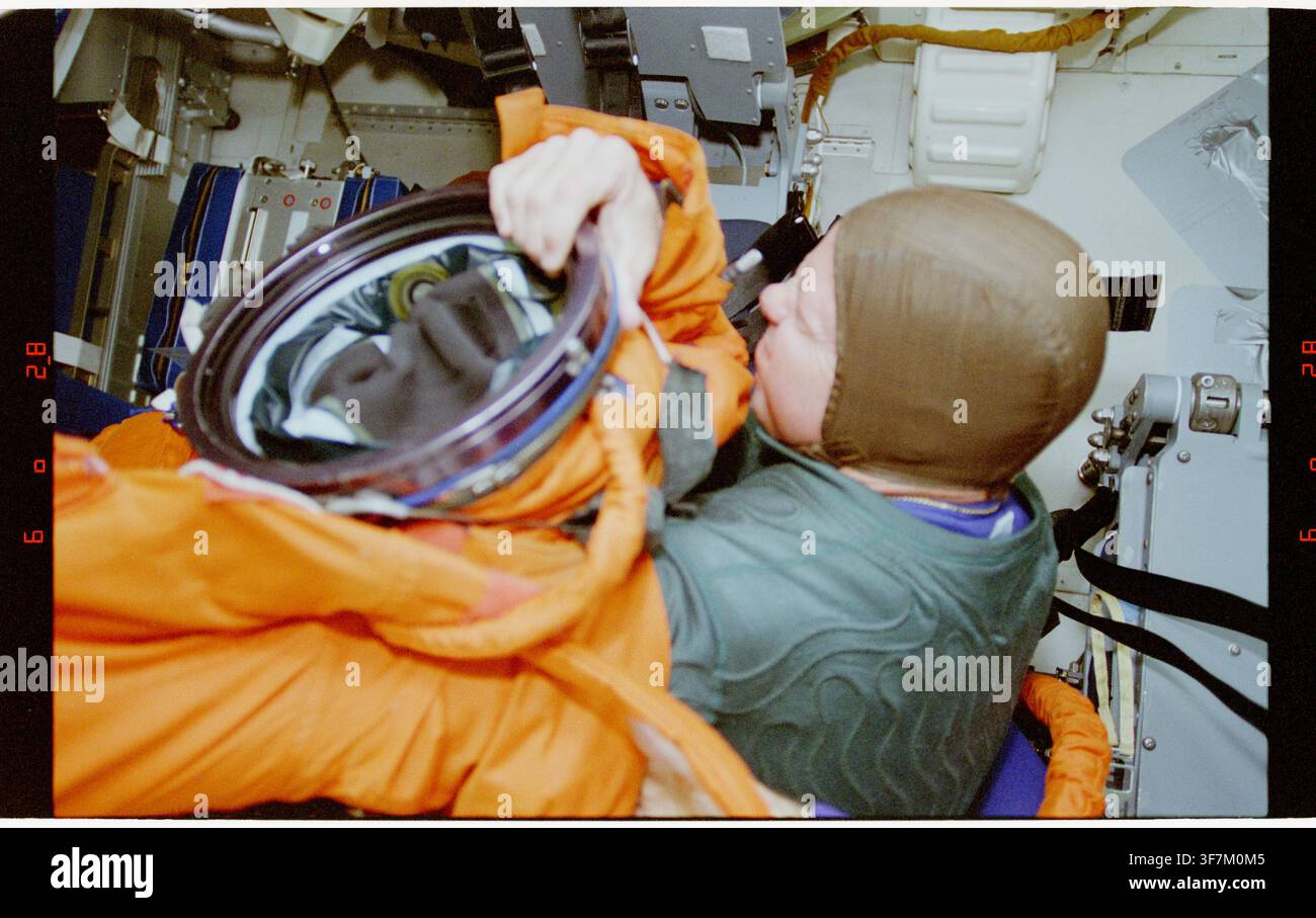 Il pilota Hammond indossa la sua tuta di lancio e ingresso durante la missione STS-064 dello Space Shuttle. Foto Stock