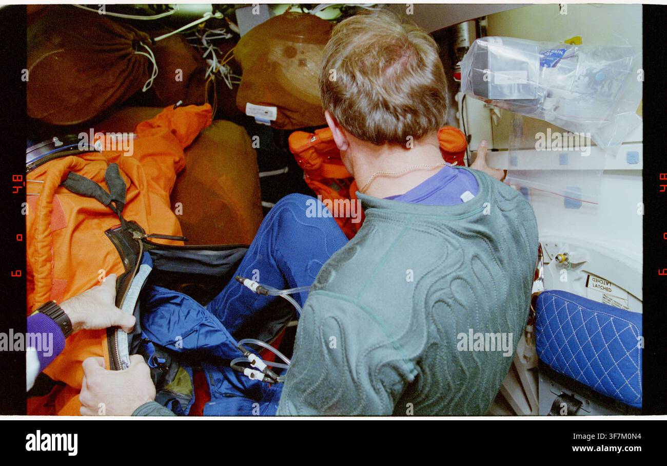Il pilota Hammond indossa la sua tuta di lancio e ingresso durante la missione STS-064 dello Space Shuttle. Foto Stock