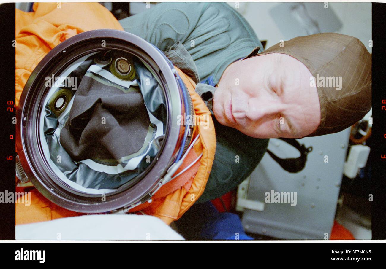 Il pilota Hammond indossa la sua tuta di lancio e ingresso durante la missione STS-064 dello Space Shuttle. Foto Stock