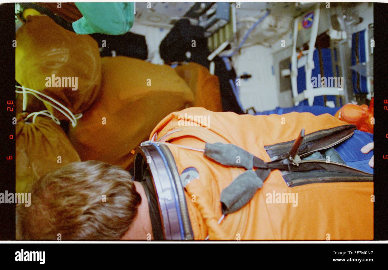 Il pilota Hammond indossa la sua tuta di lancio e ingresso durante la missione STS-064 dello Space Shuttle. Foto Stock