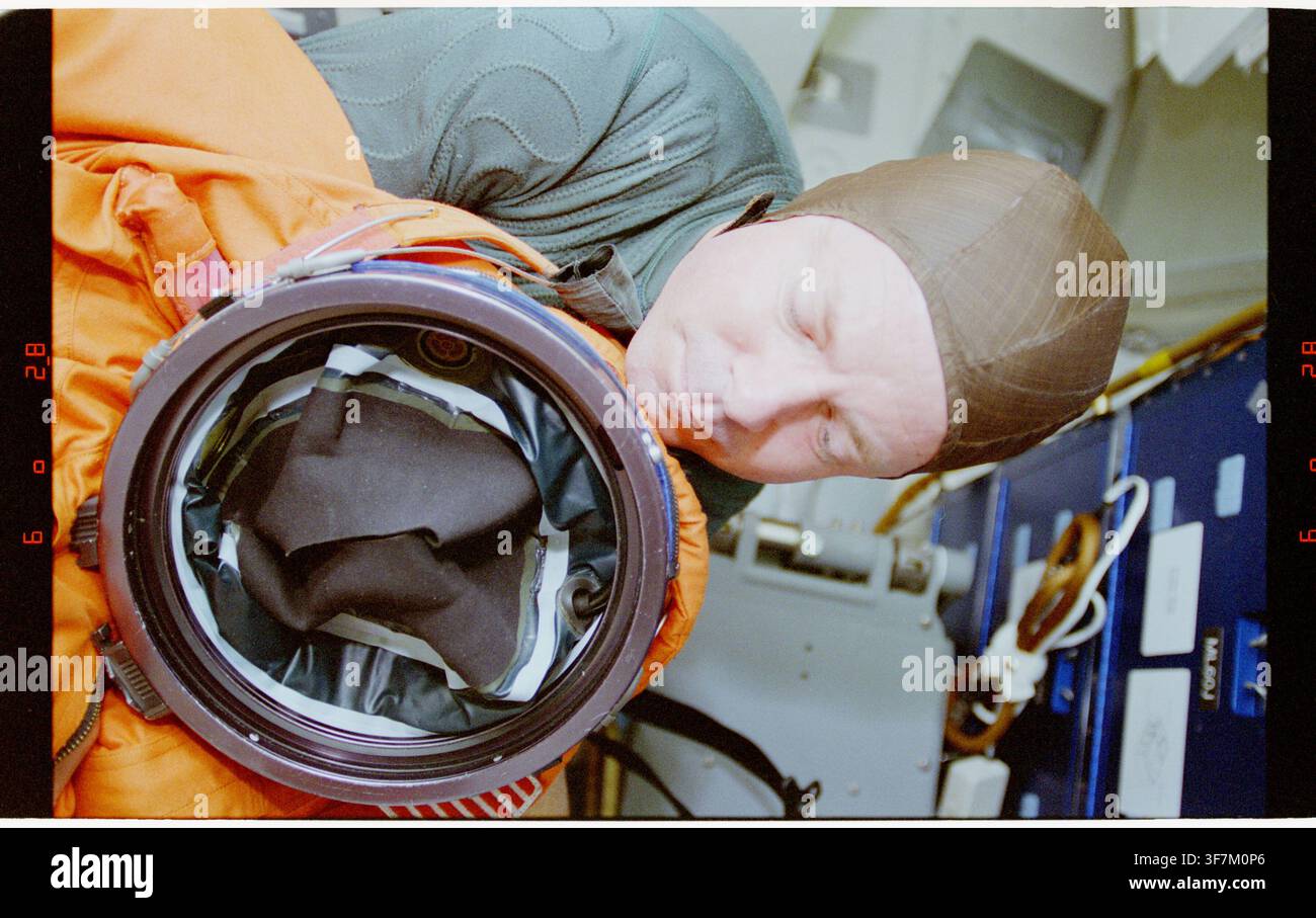 Il pilota Hammond indossa la sua tuta di lancio e ingresso durante la missione STS-064 dello Space Shuttle. Foto Stock