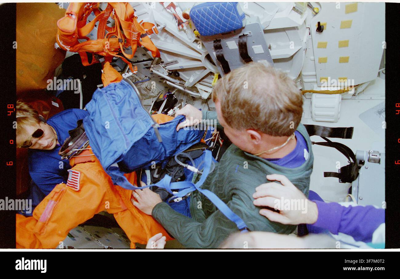 Il pilota Hammond indossa la sua tuta di lancio e ingresso durante la missione STS-064 dello Space Shuttle. Foto Stock