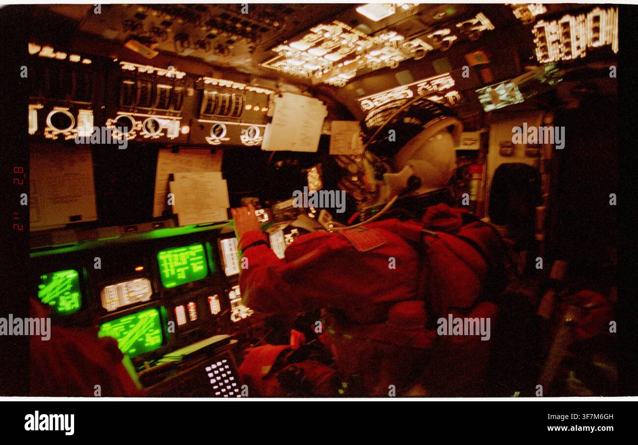 Pilota Allen in tuta di lancio prima della rientrata, durante la missione STS-062 dello Space Shuttle. Foto Stock