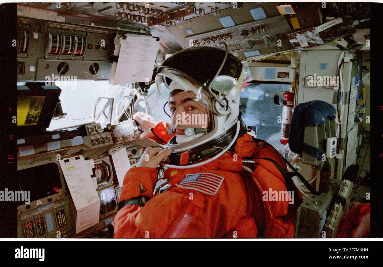 Pilota Allen in tuta di lancio prima della rientrata, durante la missione STS-062 dello Space Shuttle. Foto Stock
