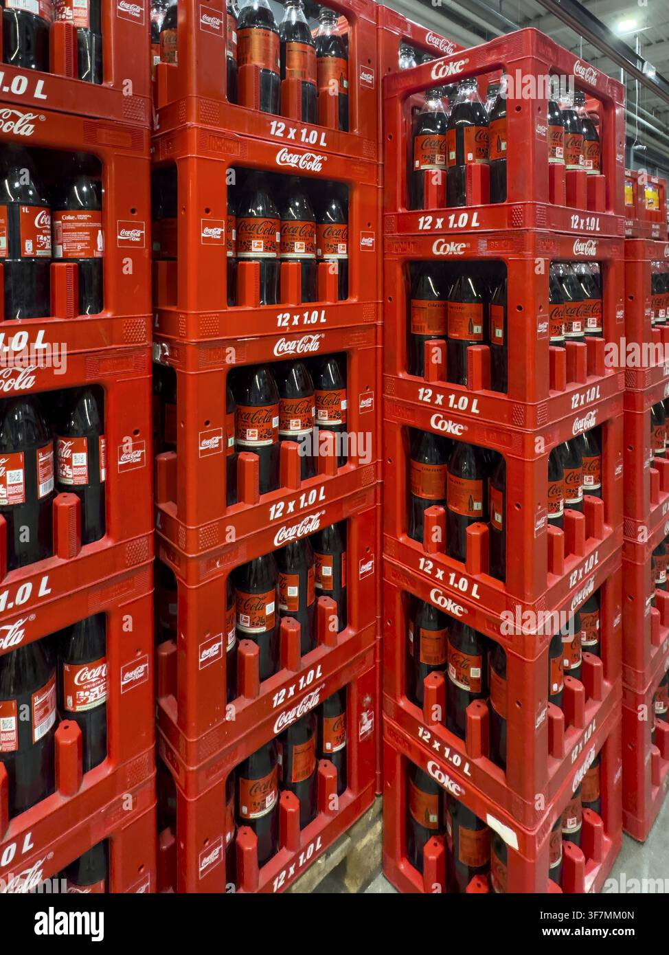 Sul lato sinistro dell'immagine, bottiglie PET da 1 litro, contenitori di plastica riciclabili, polietilene tereftalato, con bevanda zuccherata, soda, Coca-C Foto Stock