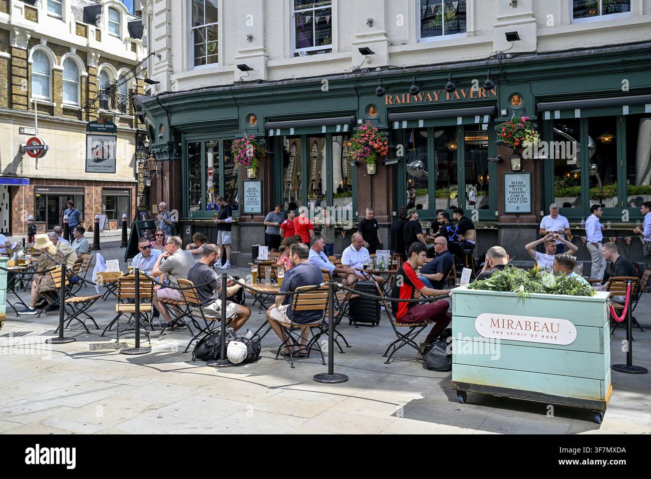 Pub Railway Tavern, Stazione di Liverpool Street, Distretto di Broadgate, City of London, Londra, Inghilterra, Regno Unito, Regno Unito Foto Stock