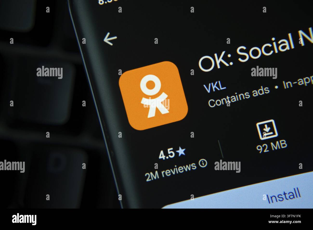 San Francisco, Stati Uniti - 11 luglio 2026: La pagina del Google Play Store dell'app OK è visibile sullo schermo di uno smartphone Foto Stock